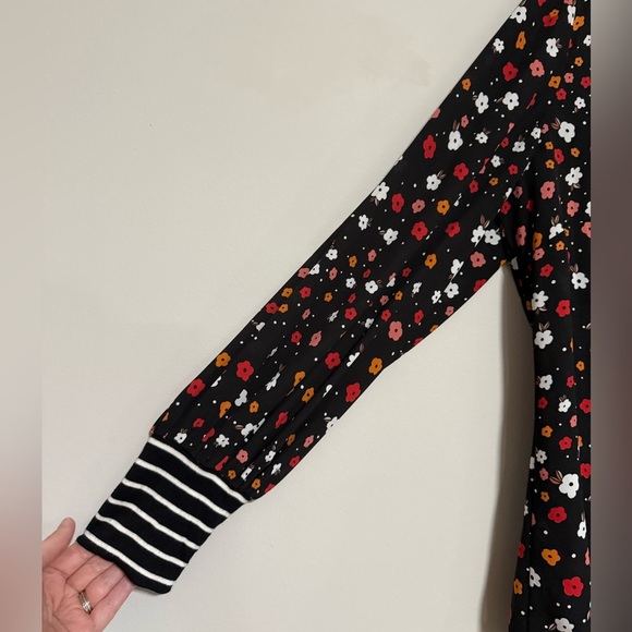 Cabi Cheerful Floral Long Sleeve Button Front Top Size Large #3957 - Picture 5 of 7